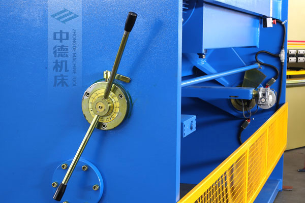 ZDSK-1632剪闆機刀片間隙手動調節器，刻度清淅，調節省力又簡便.jpg