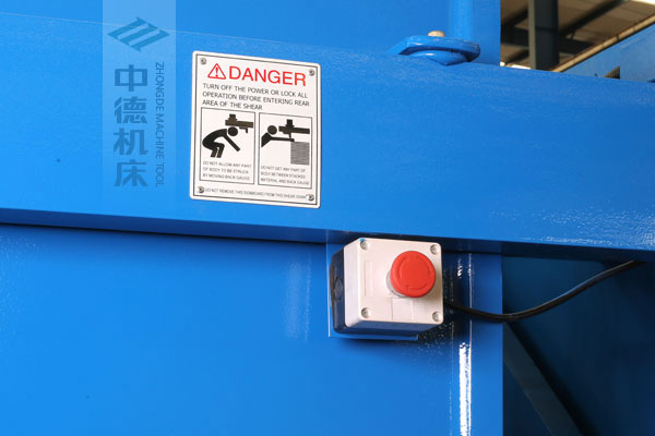 ZDSK-1632剪闆機後部緊急停止按鈕，最大程度保障工人安全.jpg