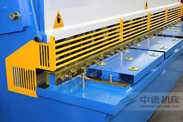 ZDS-432剪闆機進料口，安全防護，進料無阻，又能直接觀看到燈光對線的剪切位置.jpg